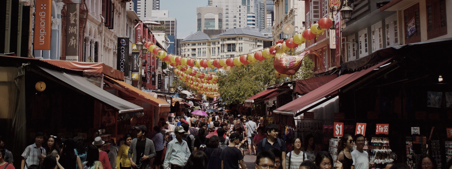 picture of a super crowded street in chinatown, singapore